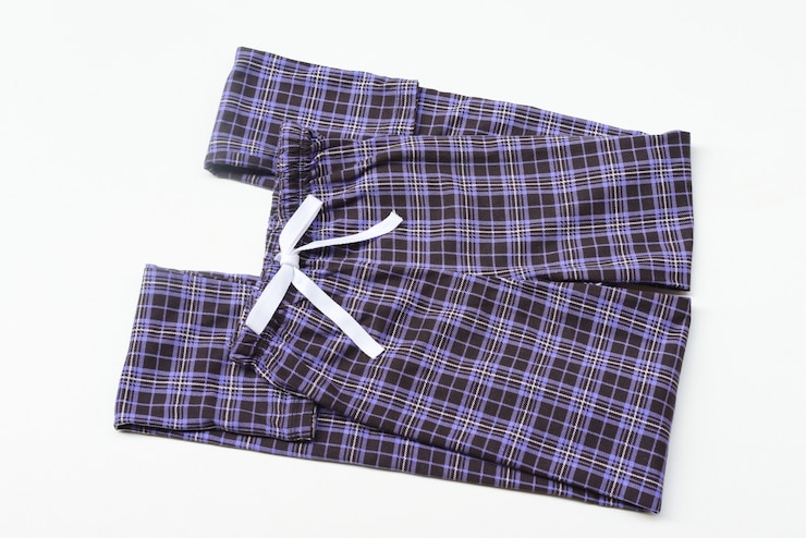 Foto pyjamas, hosen, frauen auf einem weißen hintergrund