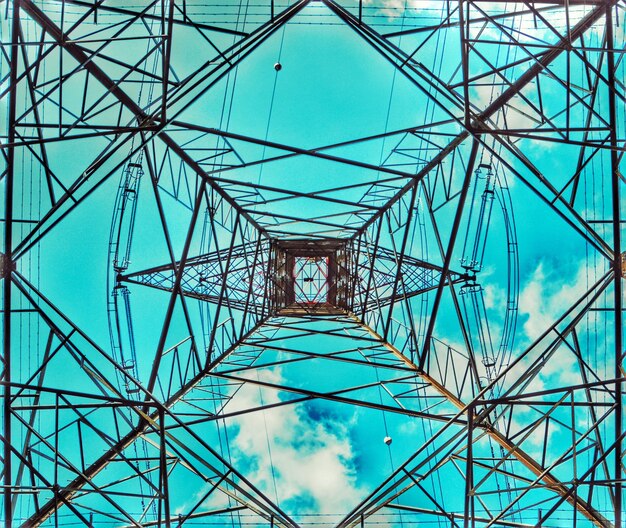 Foto pylon de electricidad con un ángulo bajo