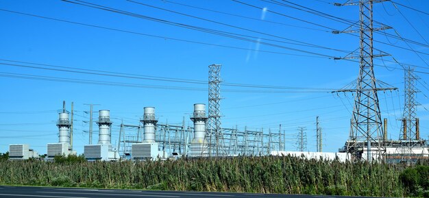 Foto pylon de electricidad en el campo contra el cielo