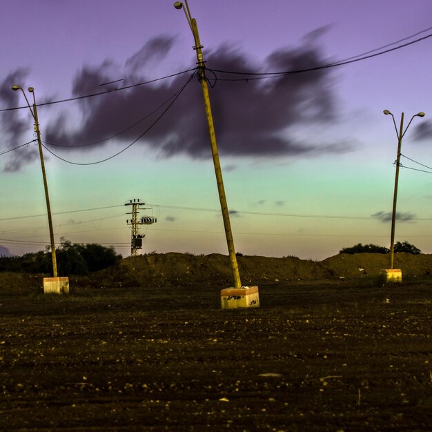 Foto pylon de electricidad en el campo contra el cielo