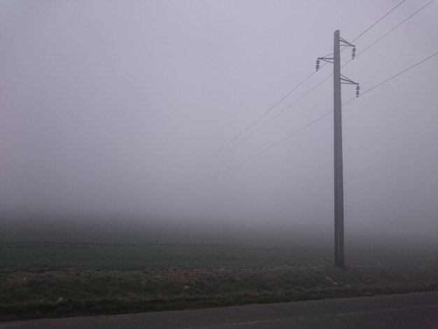 Foto pylón de electricidad en el campo contra el cielo