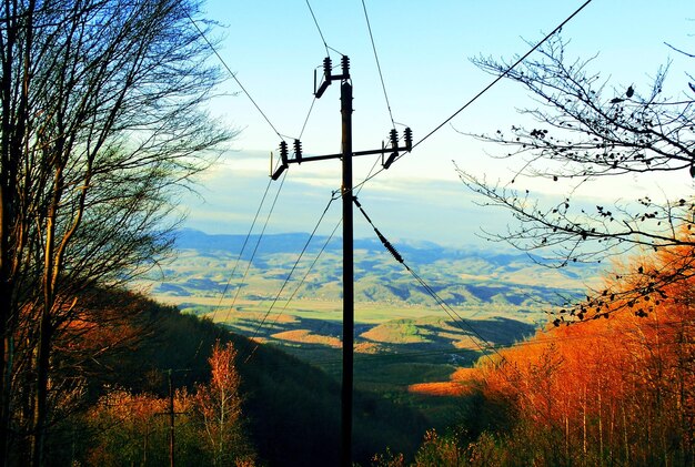 Pylon de electricidad en el paisaje contra el cielo