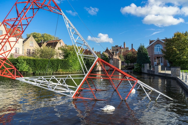 Pylon im Kanal in Brügge