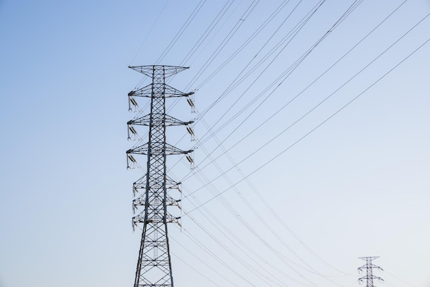 Pylon und Hochspannungsleitung über dem blauen Himmel