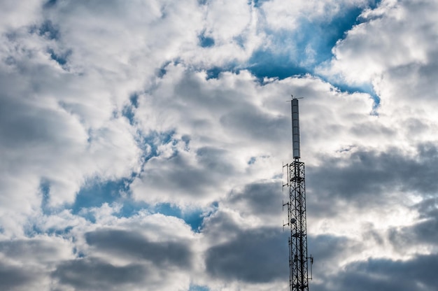 Pylon unter einem bewölkten Himmel