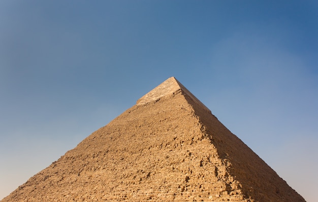 Pyramide auf einem blauen Himmelhintergrund