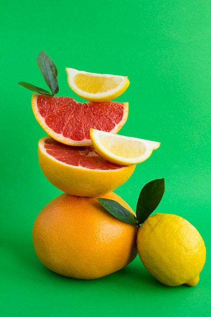 Pyramide aus Grapefruit und Zitrone im Gleichgewicht.