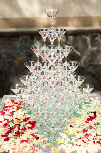 Foto pyramide der gläser, kirsche im glas