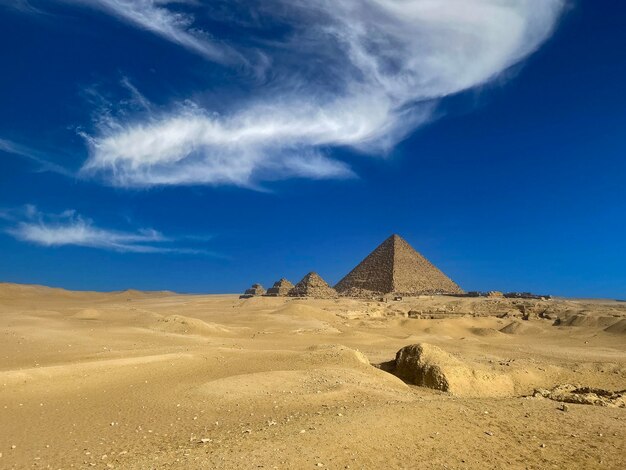 Foto pyramide des menkaure auf dem hintergrund eines strahlend blauen himmels mit wolken gizeh-plateau kairo ägypten