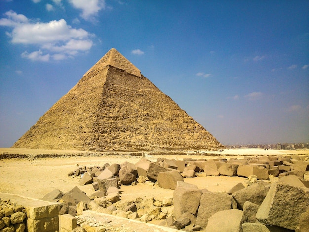 Pyramide in der Wüste gegen den blauen Himmel