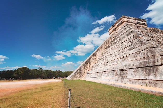 Pyramide und Stadt in Trümmern in Tulum Mexiko