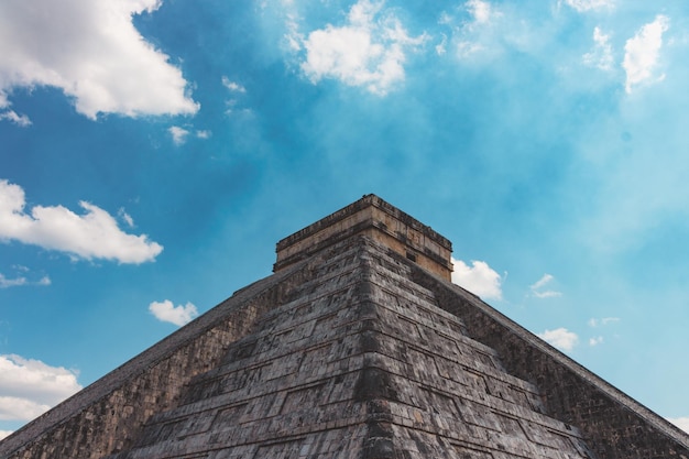 Pyramide und Stadt in Trümmern in Tulum Mexiko