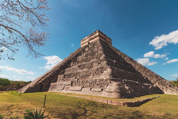 Pyramide und Stadt in Trümmern in Tulum Mexiko