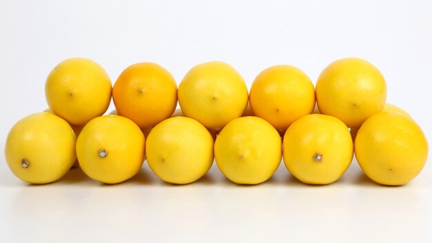 Pyramide von ganzen Zitronen auf weißem Hintergrund. Vitamin und gesunde Ernährung