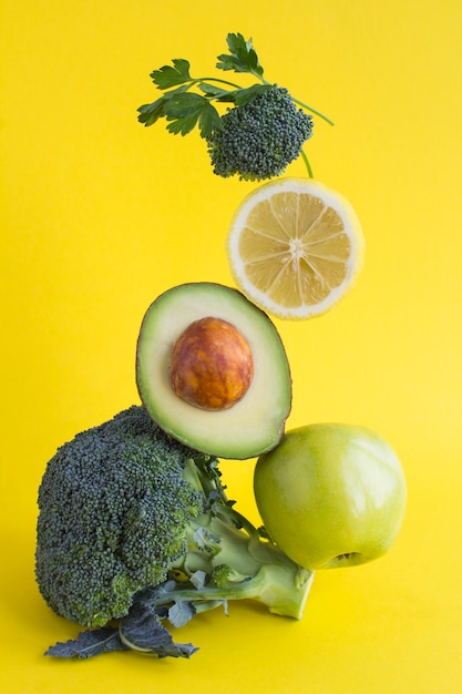 Pyramide von Gemüse und Obst im Gleichgewicht.