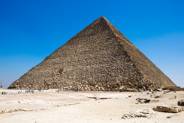 Pyramiden mit einem schönen Himmel von Gizeh in Kairo, Ägypten.