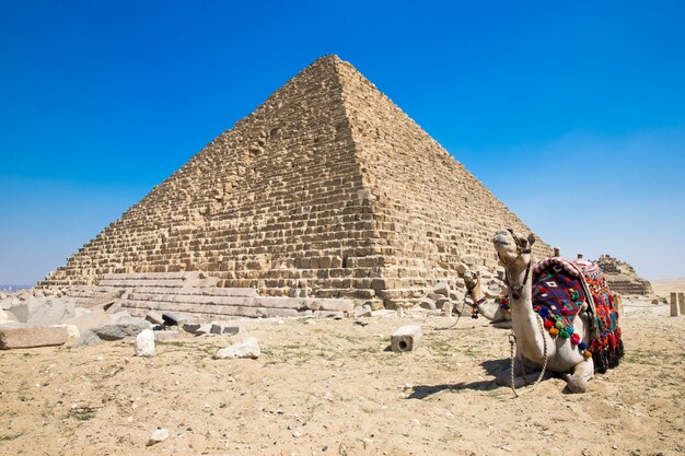 Pyramiden mit einem schönen Himmel von Gizeh in Kairo, Ägypten.