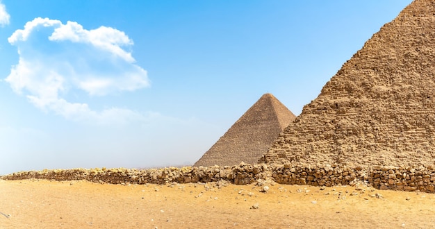 Pyramiden von Gizeh in der Wüste bis zum Tag