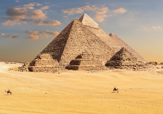 Pyramiden von Gizeh in Ägypten, Sanddünen und Beduinen.