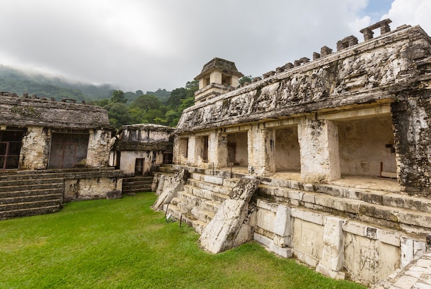 Pyramidenbau an der archäologischen Stätte der Maya