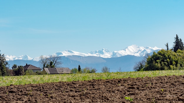 Pyrenäen-Gebirgszug mit einem blauen Himmel