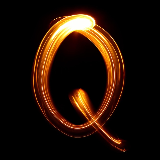 Q - Retratado por letras claras