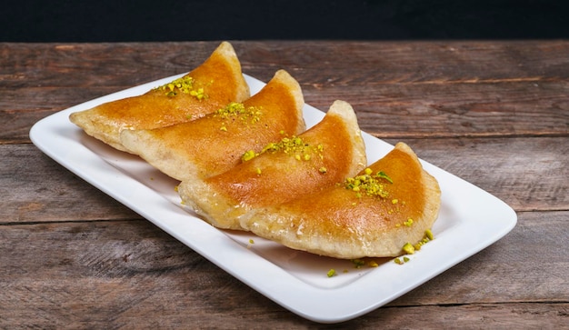 Qatayef, doces árabes tradicionais do Ramadã no prato, vista lateral