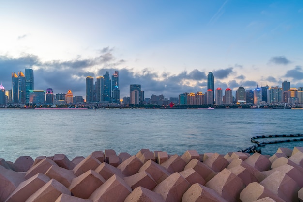 Qingdao Bay Yacht Kai und städtische Architekturlandschaft