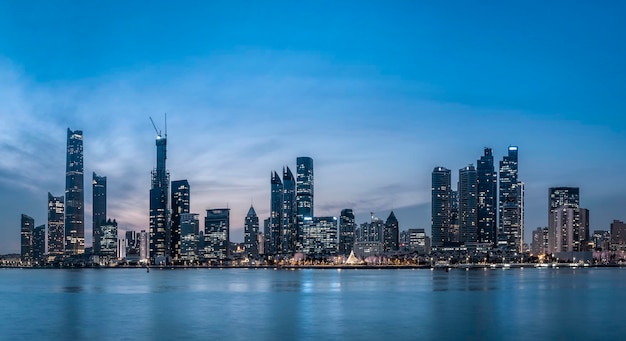 Qingdao-Stadtküstengebäudelandschaft und Himmelwolken