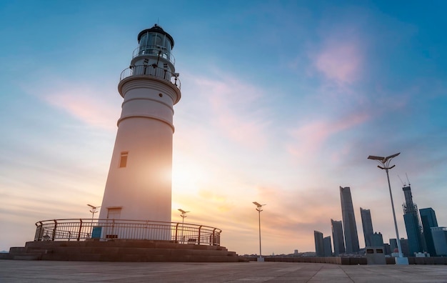 Qingdao-Stadtküstengebäudelandschaft und Himmelwolken