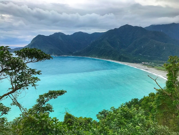 Qingshui Cliff, costa del Pacífico y cielo nublado en el condado de Hualien, Taiwán.