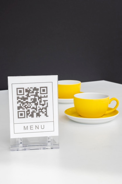 Foto qr-code für online-menüservice am tisch im restaurant neue kontaktlose technologie zum schutz des lebensstils