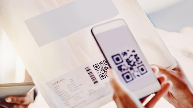 QR-Code Kundenlieferung und Telefon für digitale Logistik papierlose Verteilung oder Rechnung Mobiler Verbindungsbarcode und Kurierpaket von Online-Shopping-Lieferkette und Versandservice