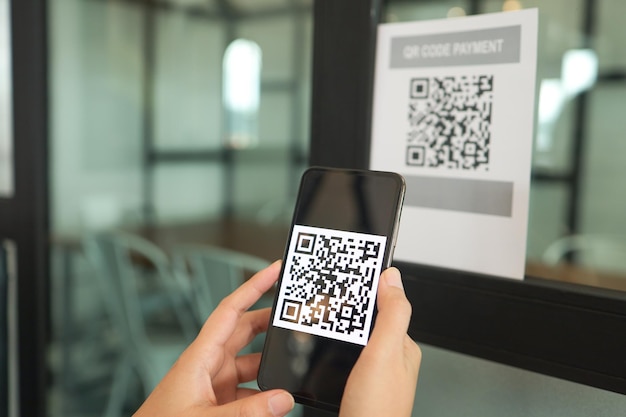 Qr-Code-Zahlung E-Brieftasche Man Scan-Tag akzeptiert Generieren Sie digitale Zahlungen ohne GeldScannen von QR-Codes Online-Shopping bargeldloses Bezahlen und VerifizierungxAtechnology-Konzept