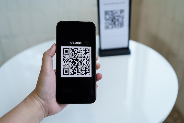 Foto qr-code-zahlung e-brieftasche mann-scan-tag akzeptiert generieren sie digitale zahlungen ohne geldscannen des qr-codes online-shopping bargeldloses zahlungs- und verifizierungstechnologiekonzept