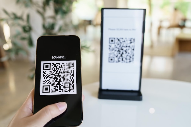 Qr-Code-Zahlung E-Brieftasche Mann-Scan-Tag akzeptiert Generieren Sie digitale Zahlungen ohne Geldscannen des QR-Codes Online-Shopping bargeldloses Zahlungs- und Verifizierungstechnologiekonzept