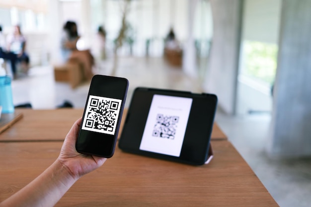 QR-Code-Zahlung Frau scannt QR-Code Online-Shopping bargeldloses Technologiekonzept