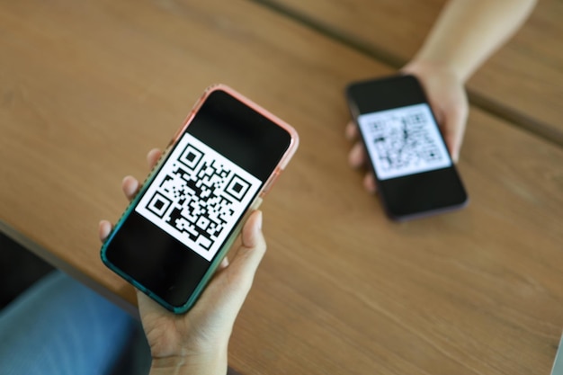 QR-Code-Zahlung Frau scannt QR-Code Online-Shopping bargeldloses Technologiekonzept