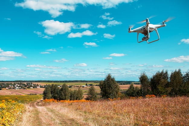 Quad helicóptero Drone en campo amarillo