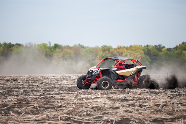 Quad mit Fahrer im gepflügten Feld