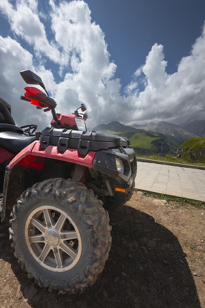 Foto quadbike fuera de carretera en las montañas