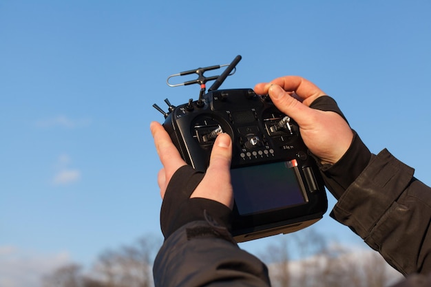 Quadcopter auf Händen Himmelshintergrund