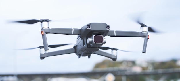 Quadcopter en el cielo graba un video del primer plano del paisaje urbano