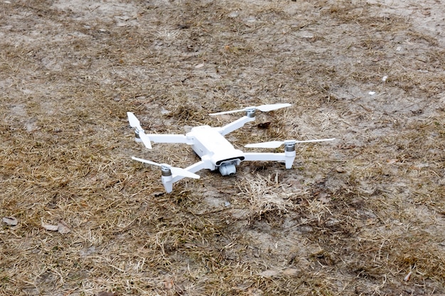 Quadcopter. Der Aufstieg der Drohne. Draufsicht. Fliegende Drohne. Nahansicht