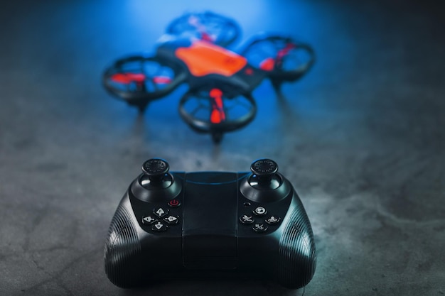 Quadcopter-Drohne mit Joystick-Steuerung und blauer Neon-Hintergrundbeleuchtung