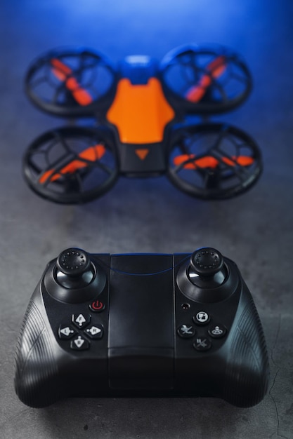 Quadcopter-Drohne mit Joystick-Steuerung und blauer Neon-Hintergrundbeleuchtung