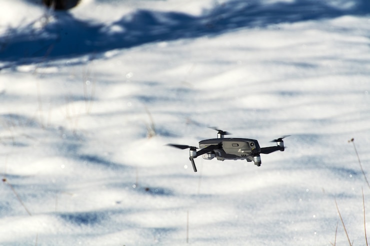 Foto quadcopter drone con cámara digital. fondo de invierno.
