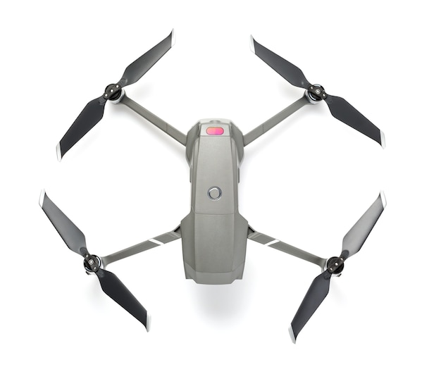 Quadcopter drone moderno con una cámara aislada en blanco.