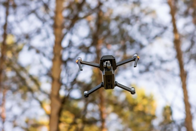 Quadcopter im Wald