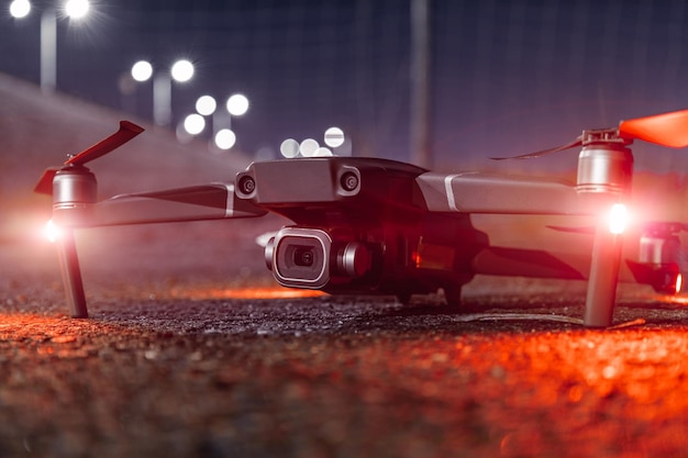 Quadcopter nachts beleuchtet durch helle Lichter an den Propellern